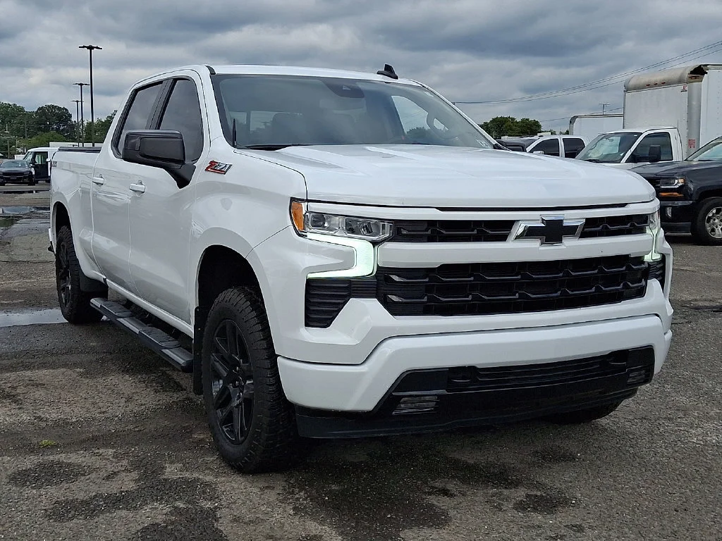Used 2024 Summit White Chevrolet RST image 2