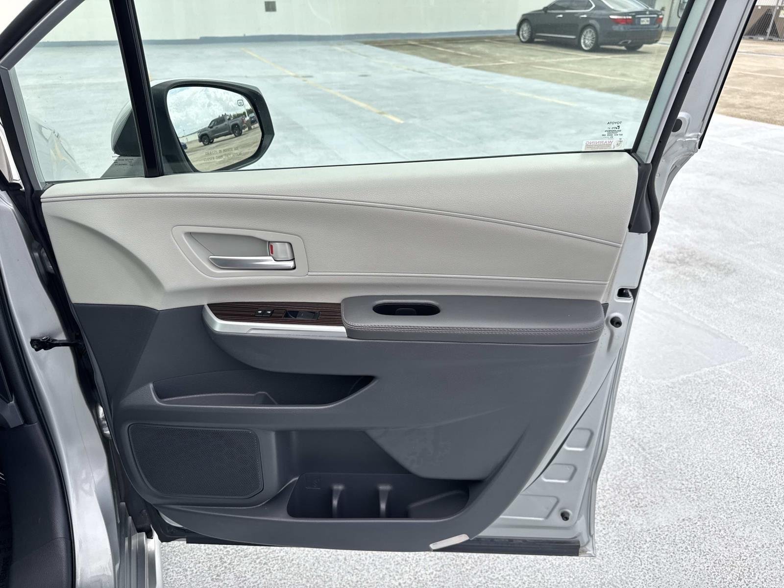 2024 Toyota Sienna XLE - Photo 13