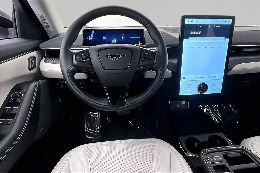 Used 2025 White Metallic Ford Premium image 5