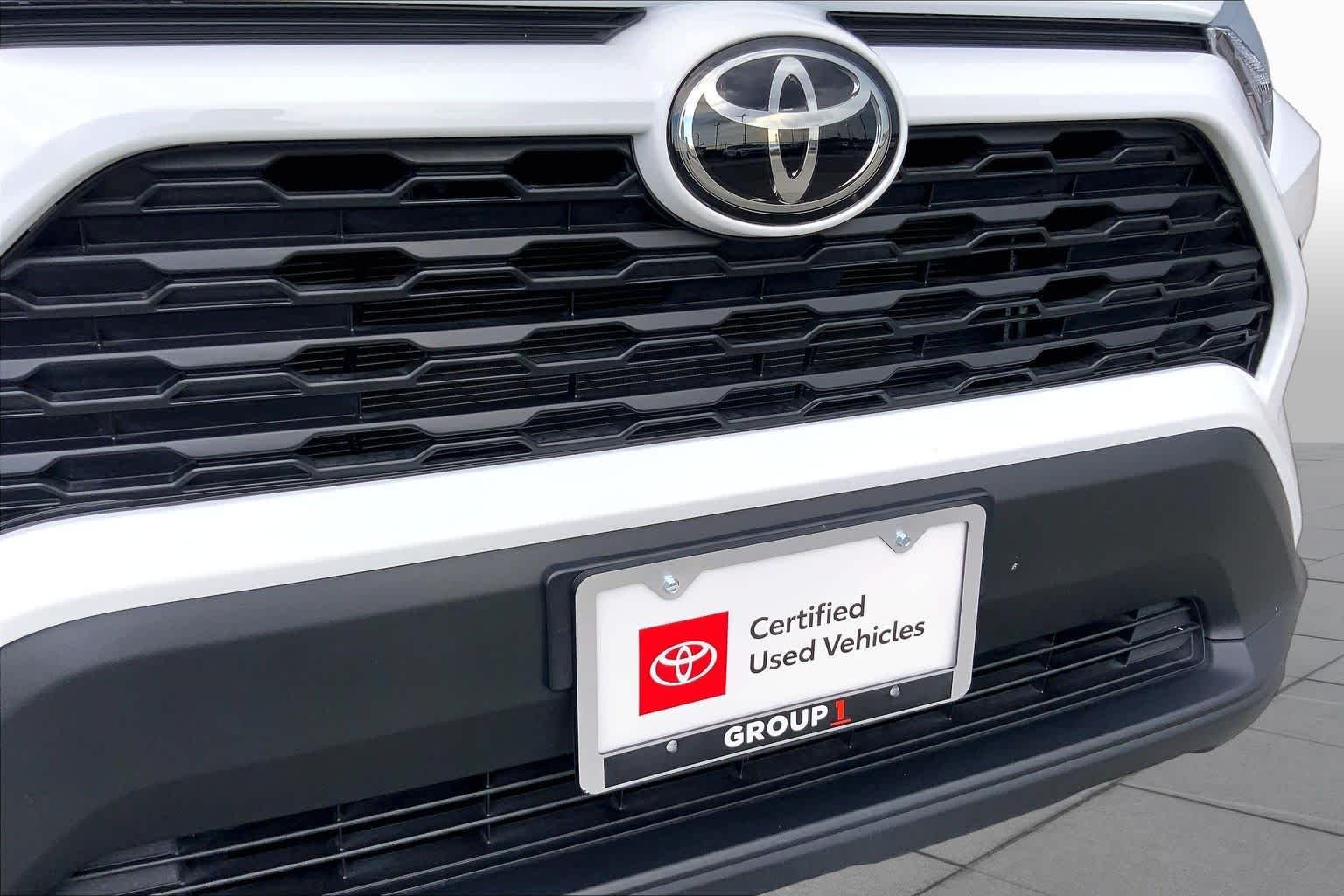 Used 2025 Ice Cap Toyota LE image 29