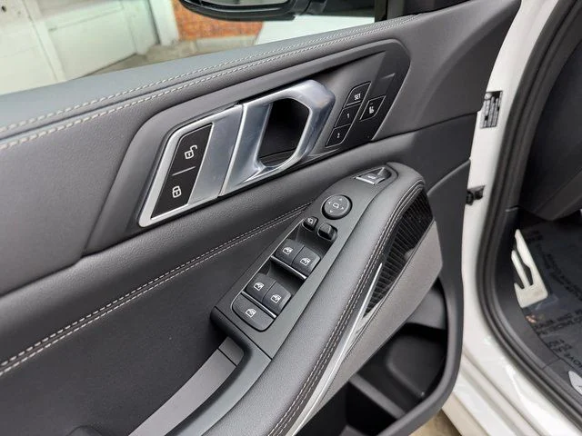 Used 2026 White BMW M60i image 11