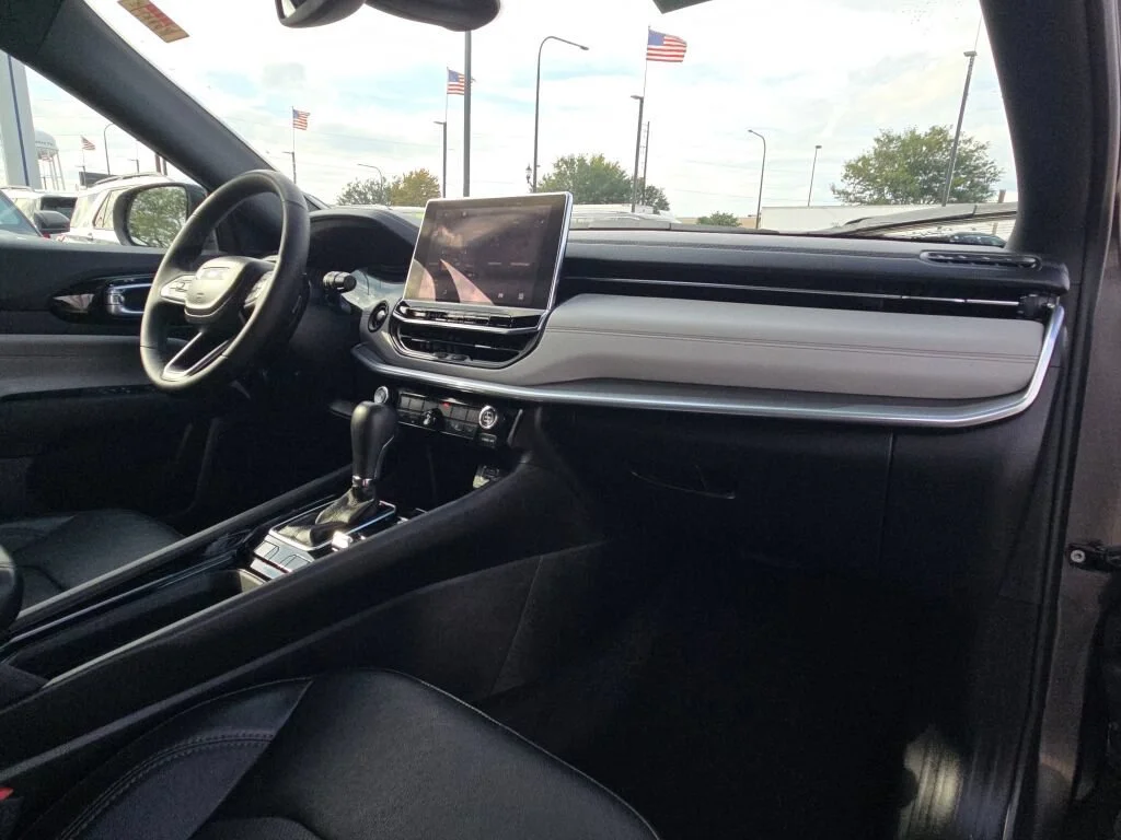 Used 2023 Crystal Metallic Jeep Limited image 5