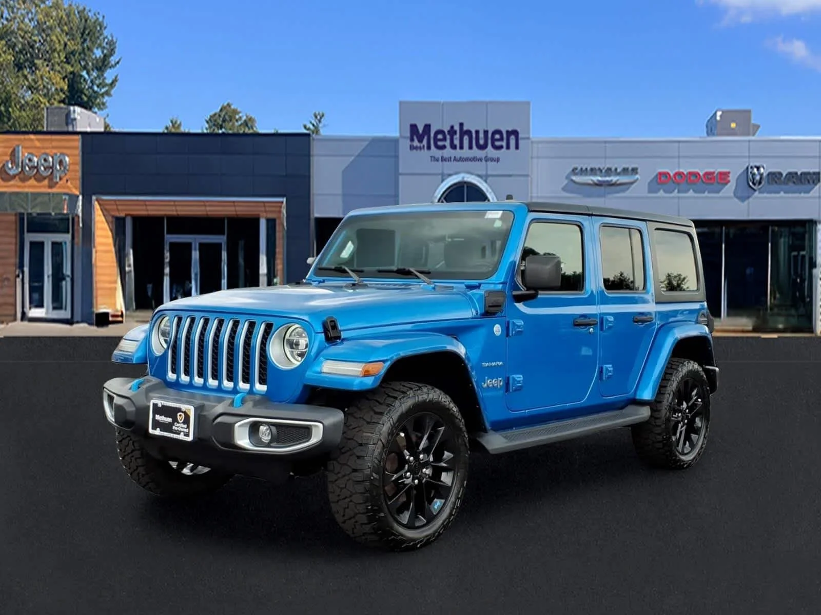 Used 2022 Hydro Blue Pearlcoat Jeep Unlimited Sahara image 9