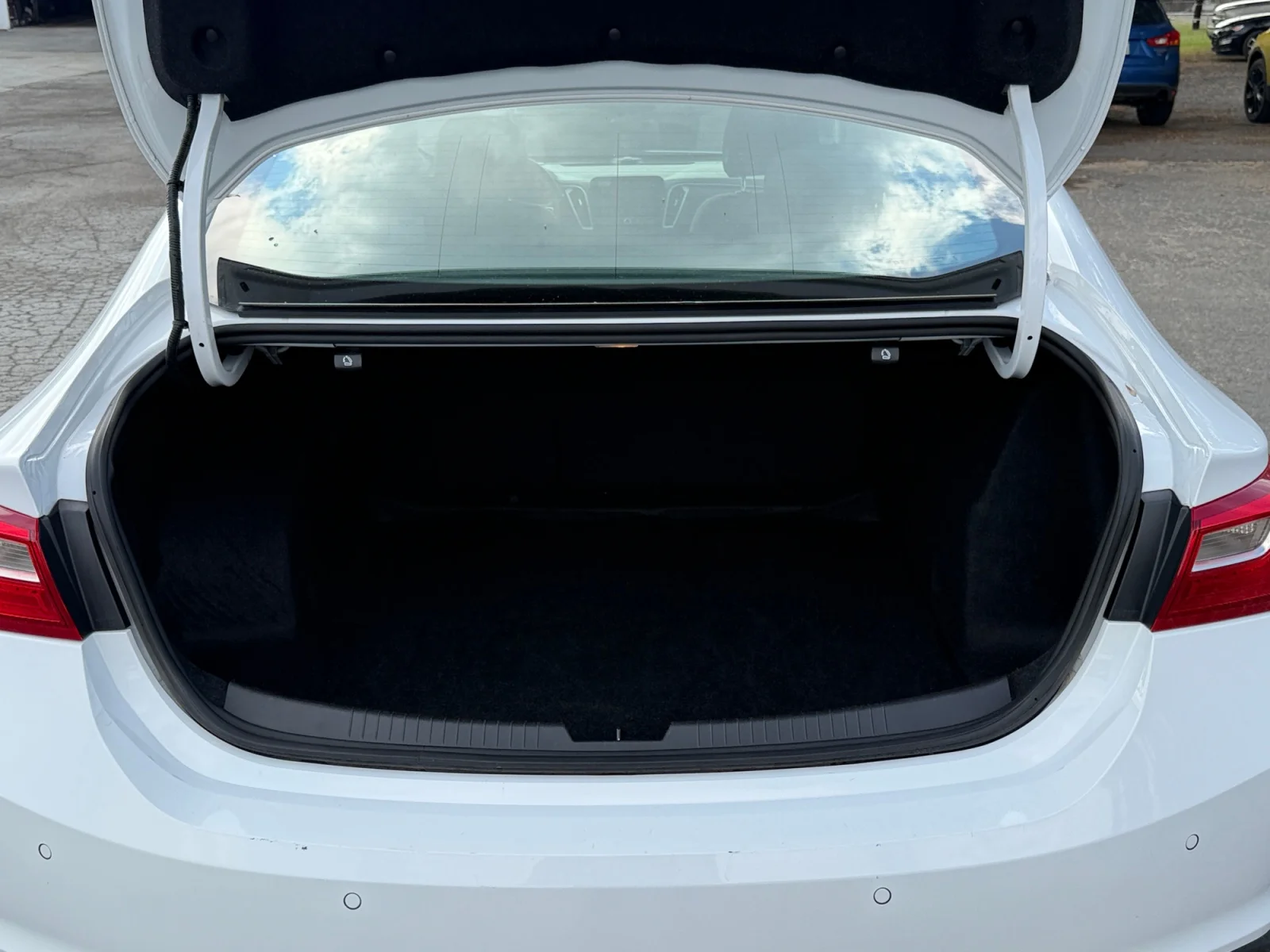 Used 2025 Summit White Chevrolet 1LT image 12