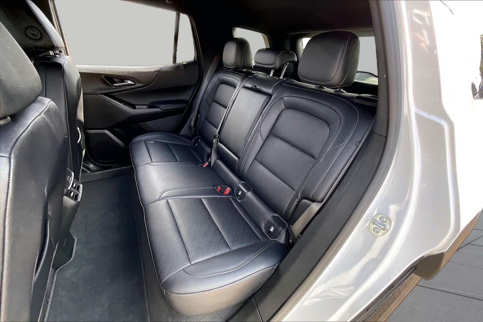 Used 2025 Summit White Chevrolet FWD LT image 19