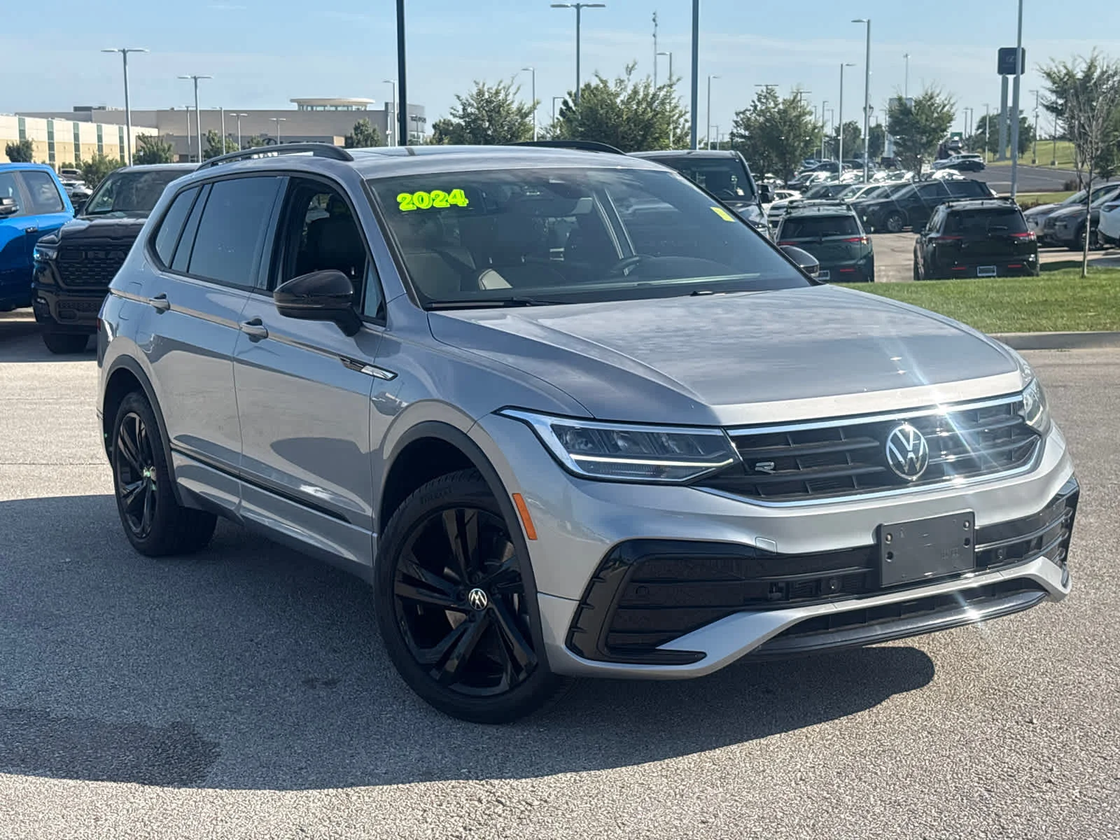 Used 2024 Volkswagen Tiguan SE R-LINE BLACK with VIN 3VV8B7AX5RM204418 for sale in Kansas City