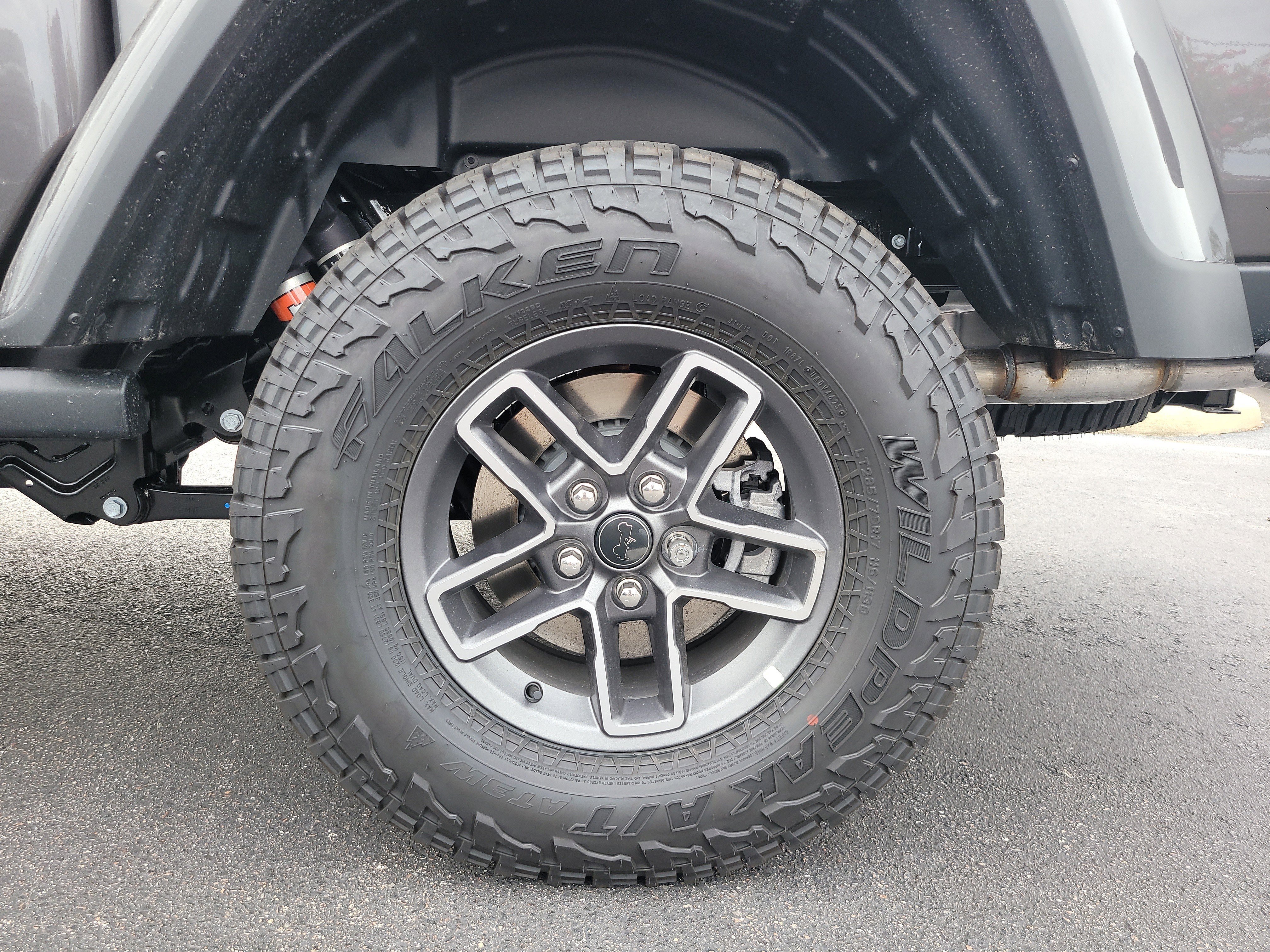 New 2026 Granite Crystal Metallic Clear-Coat Exterior Paint Jeep Mojave X image 9