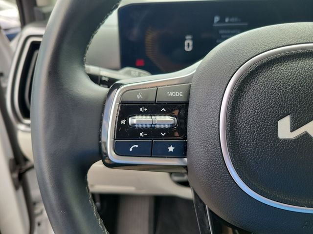 Used 2025 White Kia S image 17