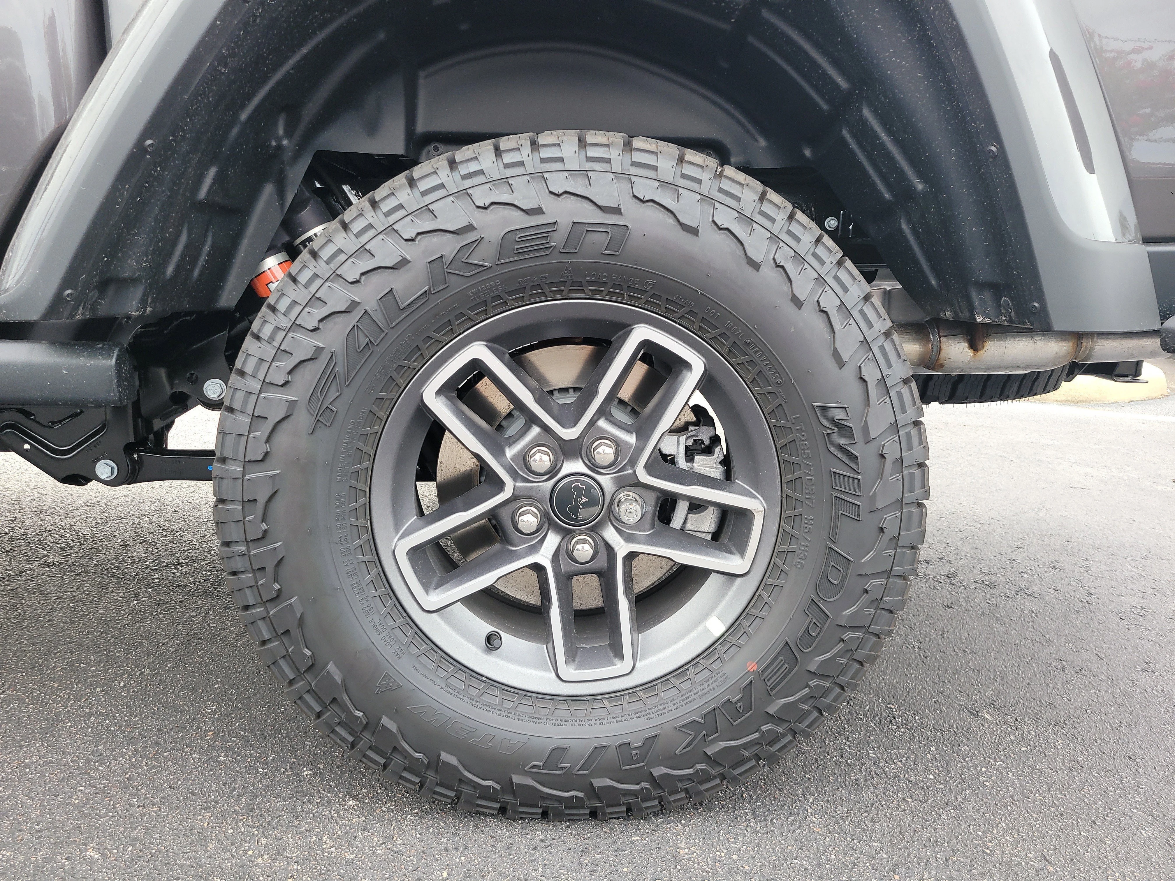New 2026 Granite Crystal Metallic Clearcoat Jeep Mojave X image 9