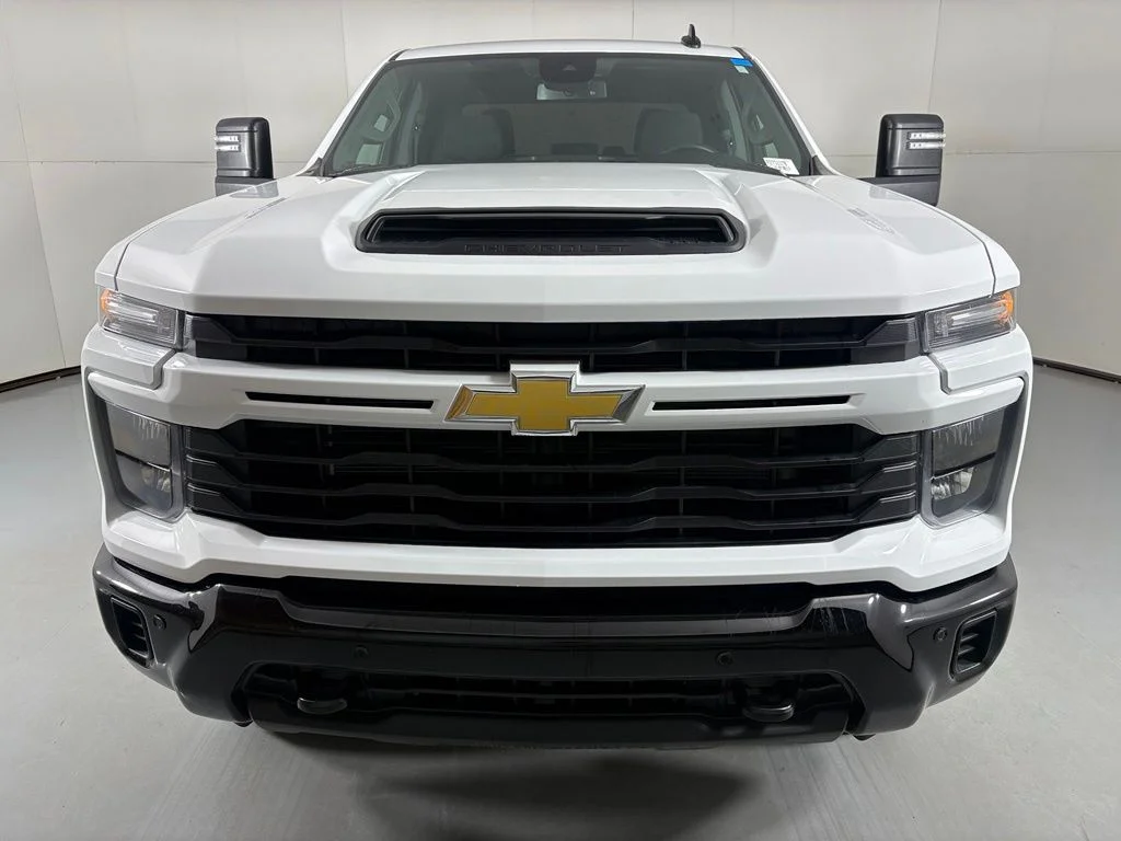 Used 2025 White Chevrolet Custom image 4