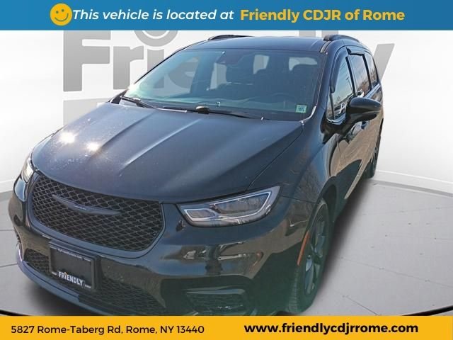 2021 Chrysler Pacifica Touring's photo
