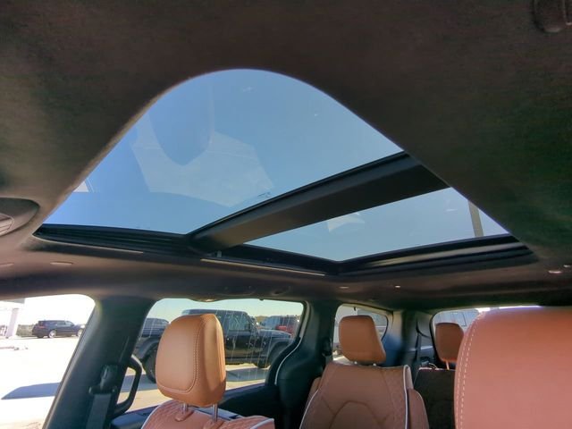 New 2026 Bright White Clear-Coat Exterior Paint Chrysler Pinnacle image 26