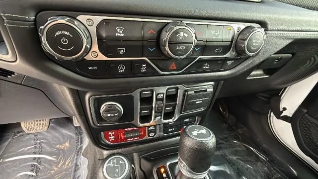 Used 2025 White Jeep 4-Door Rubicon 4x4 image 14