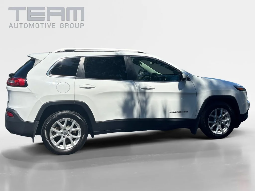 Used 2017 White Jeep Latitude image 8