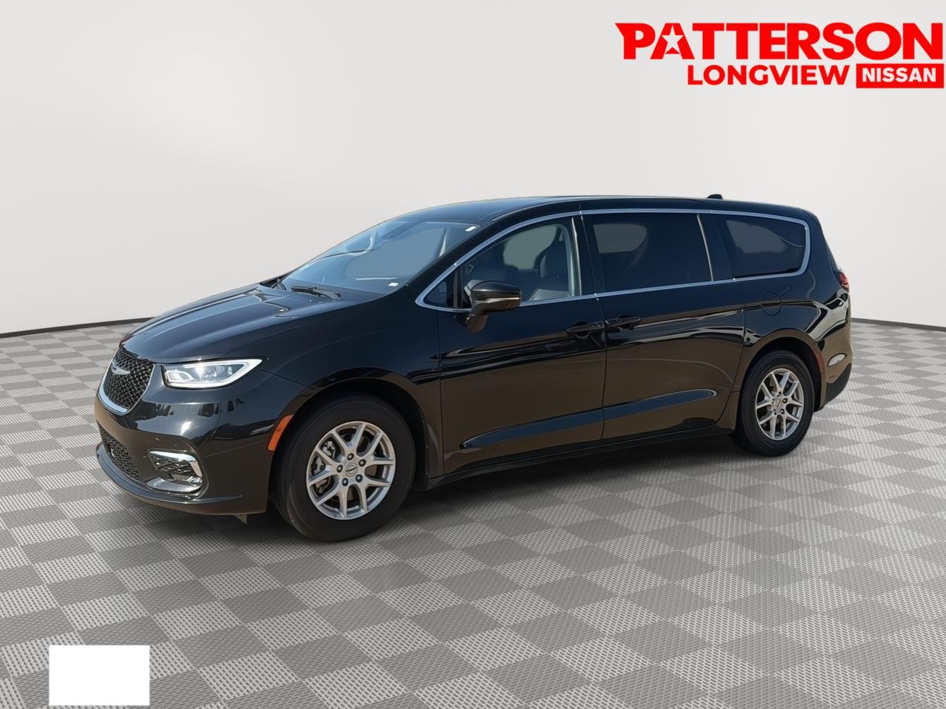 Used 2024 Diamond Black Crystal Pearlcoat Chrysler Touring L image 4