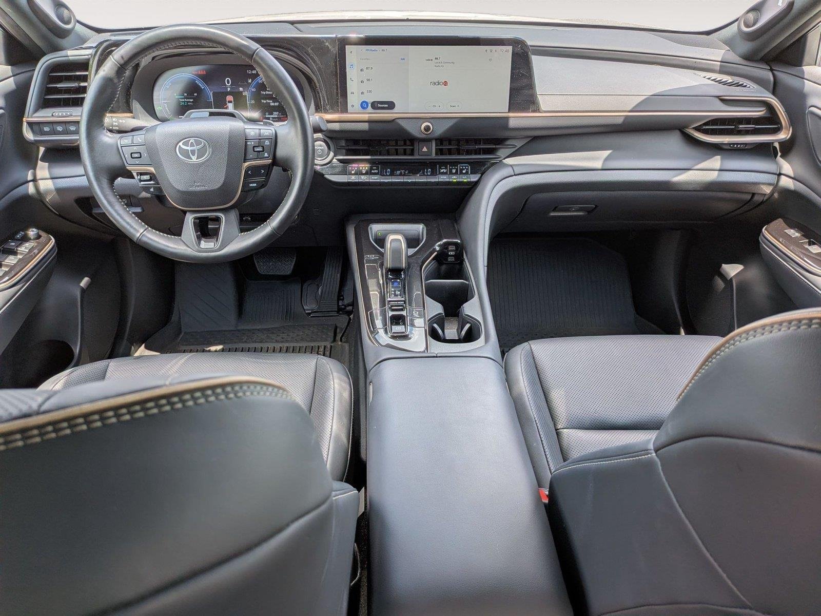 Used 2025 Oxygen White Toyota Limited image 34