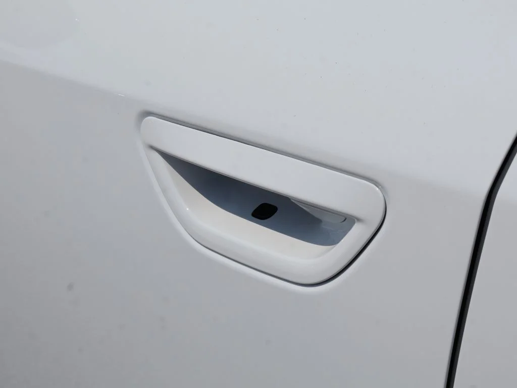 New 2026 Bright White Clear-Coat Exterior Paint Jeep Laredo image 19