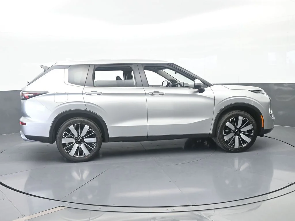 New 2026 Silver Metallic Mitsubishi SE 1.5T 2WD image 7