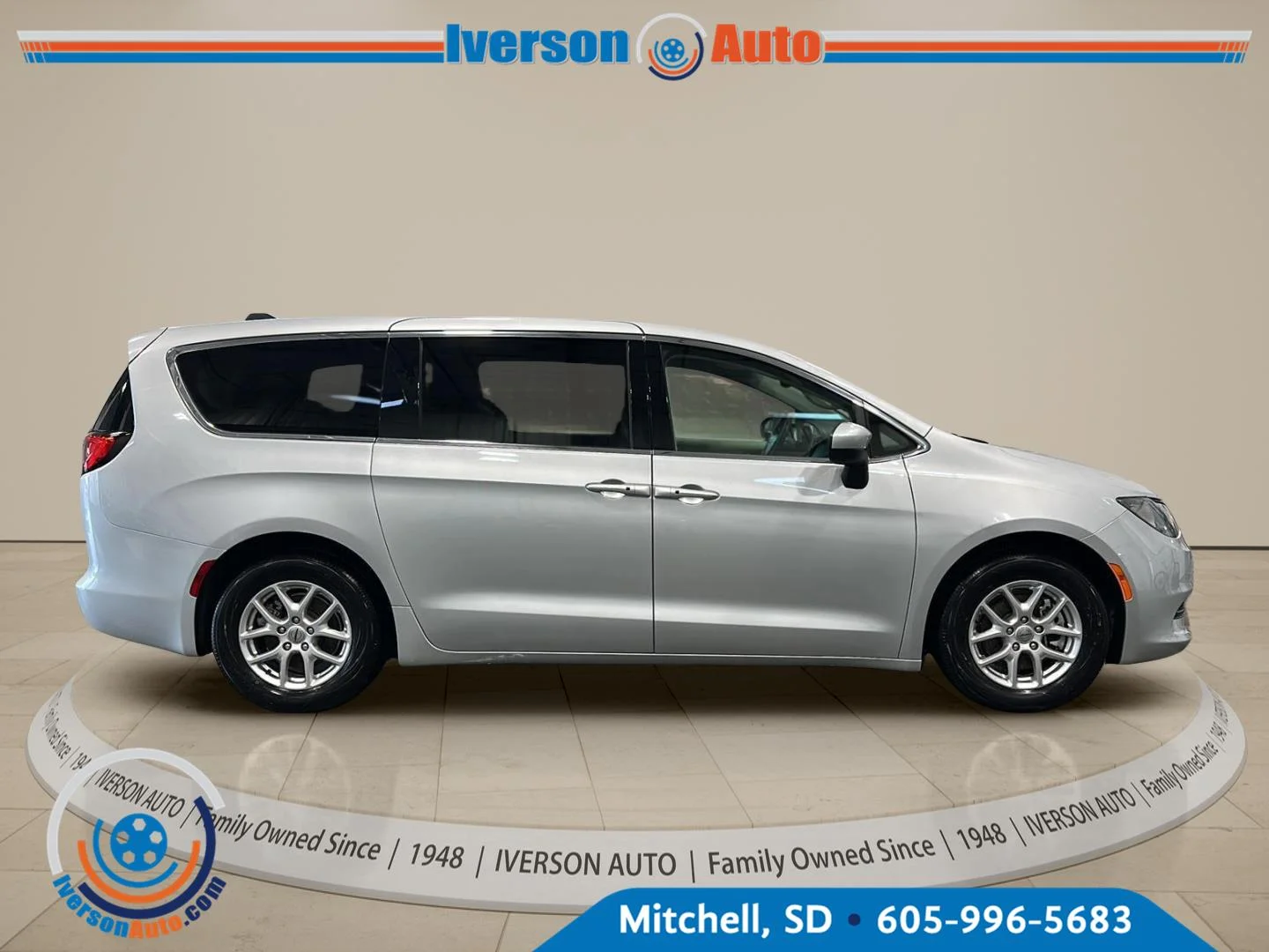 Used 2023 Silver Mist Clearcoat Chrysler LX image 8