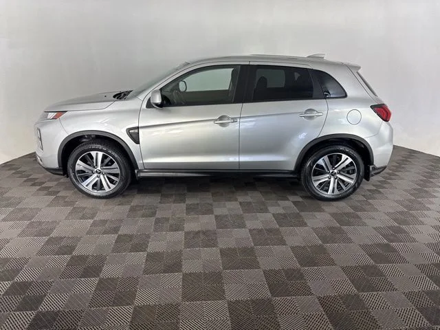 Used 2023  Mitsubishi 2.0 SE image 8