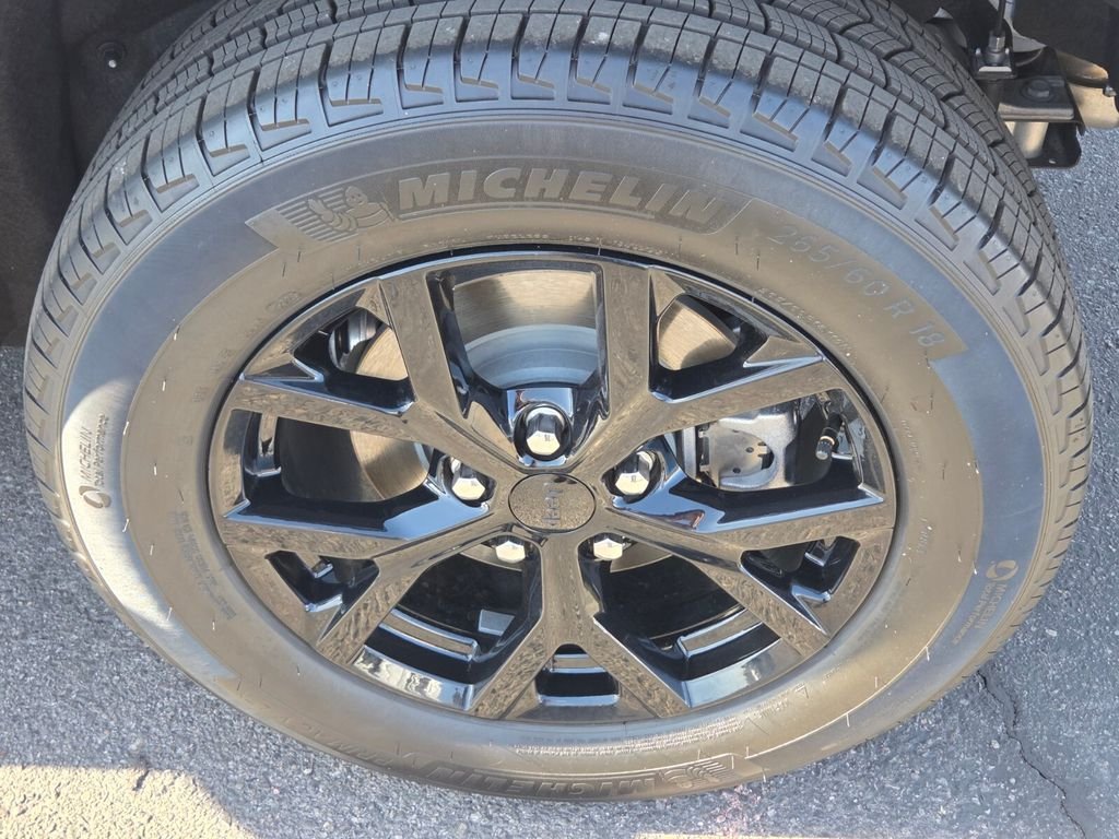 Used 2025 White/off-white Jeep  image 11