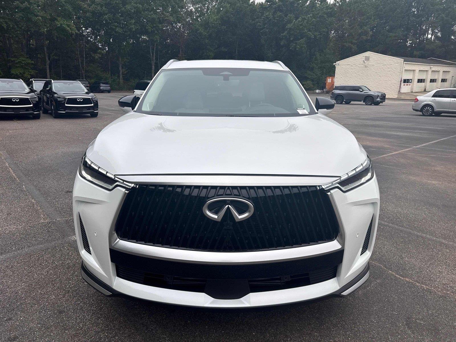 New 2027 RADIANT WHITE INFINITI Luxe FWD image 3