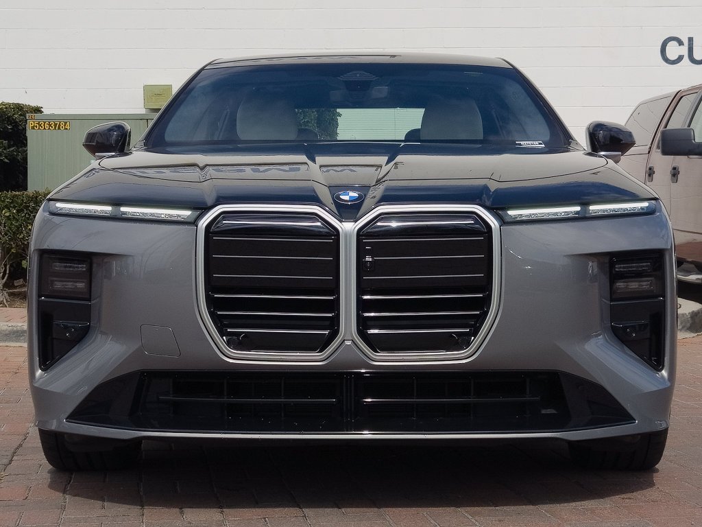 New 2027 Oxide Grey/Blk Sap BMW  image 2