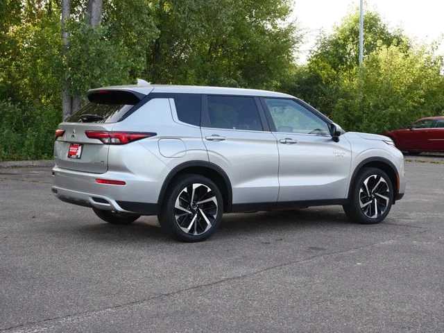 Used 2024 Silver Mitsubishi SE image 5