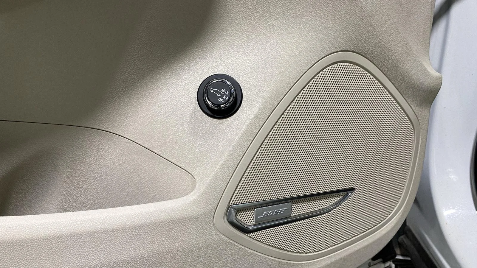 Used 2023 White Frost Tricoat Buick Avenir image 32