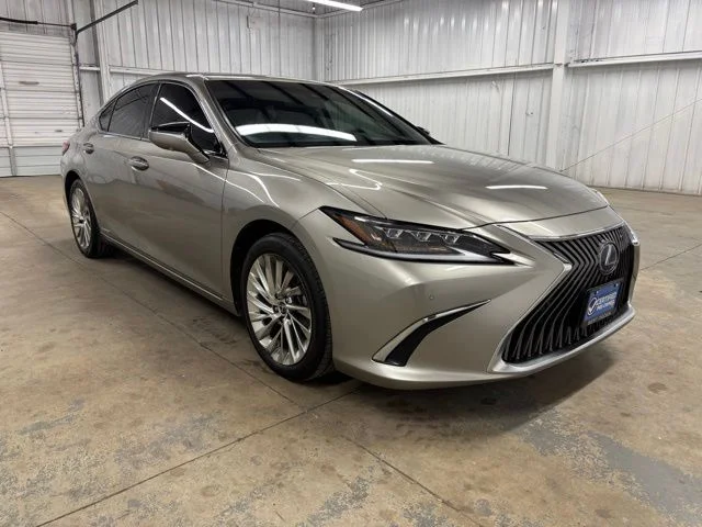 2021 Lexus ES 300h 300h Ultra Luxury's photo