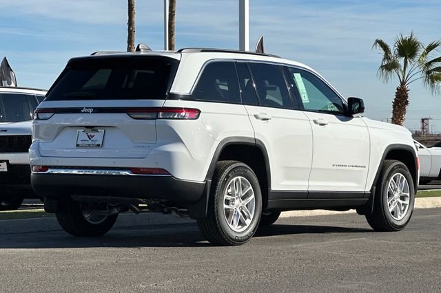 New 2025 Bright White Clear-Coat Exterior Paint Jeep Laredo X image 7