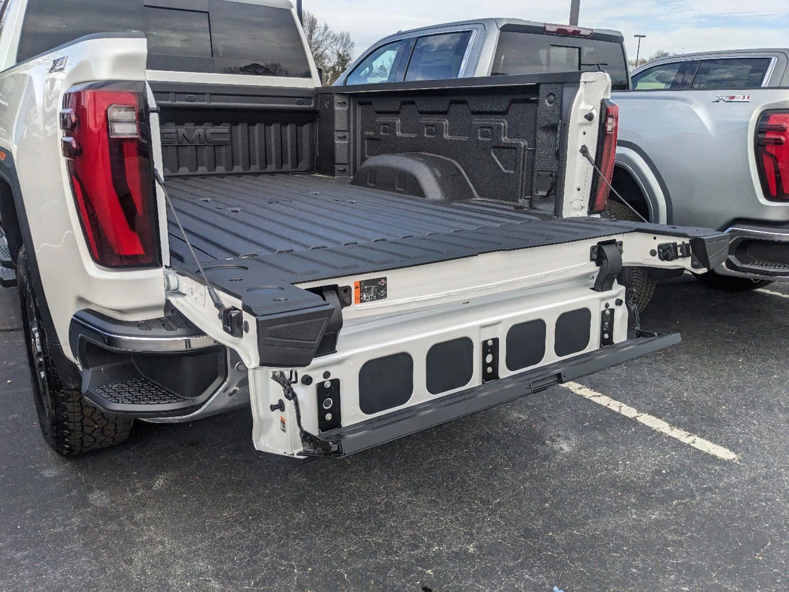 New 2025 White Frost Tricoat GMC SLT image 24