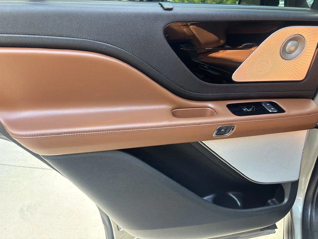 Used 2023 Beige Lincoln Reserve image 29
