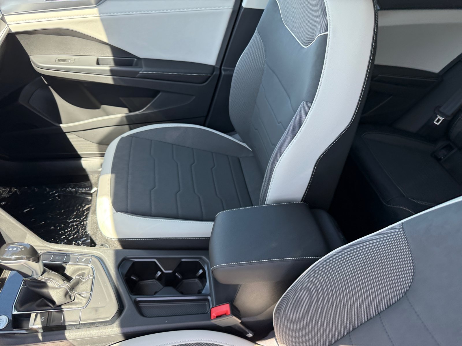 New 2026 Pure White Volkswagen SE image 14