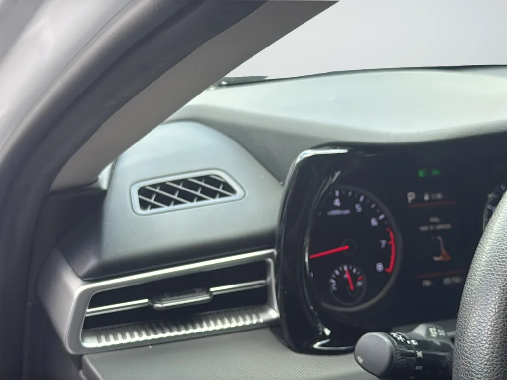 Used 2022 White Kia LXS image 32