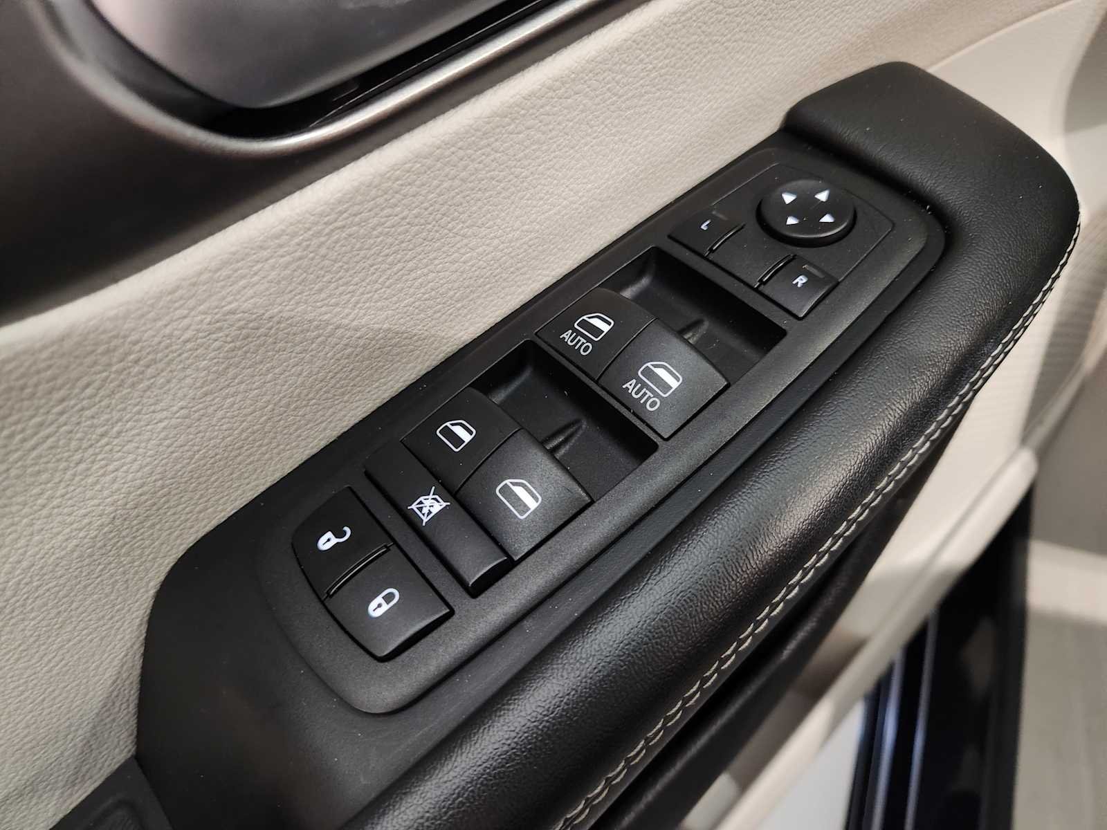 Used 2023 Brilliant Black Crystal Pearlcoat Chrysler Touring L image 23