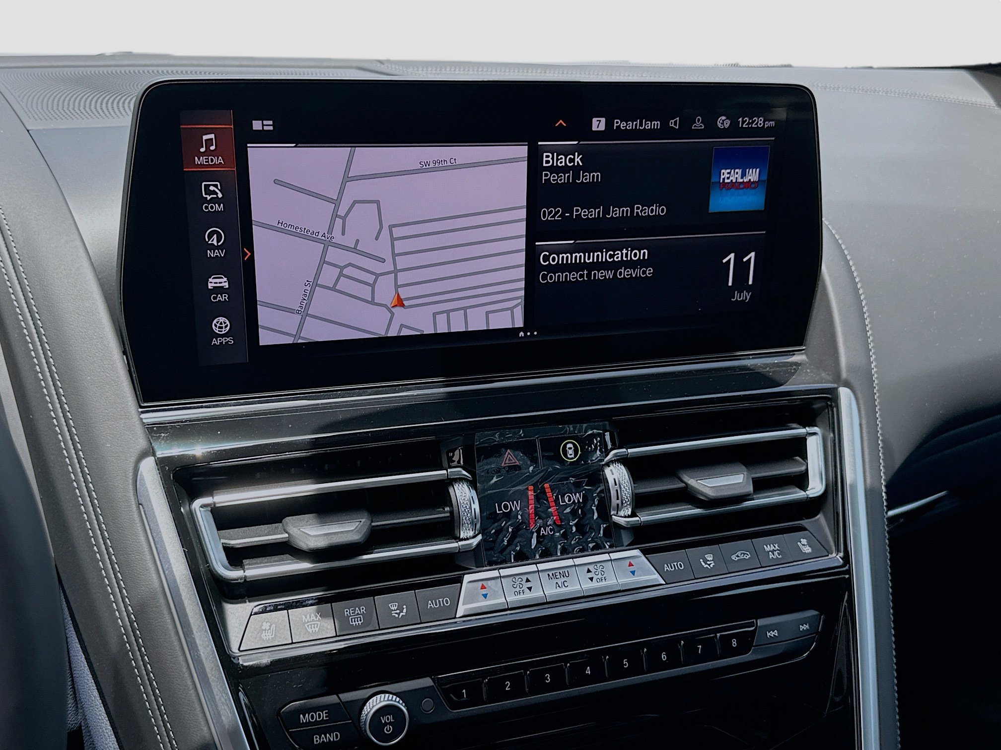 2026 BMW 8 Series M850i - Photo 10