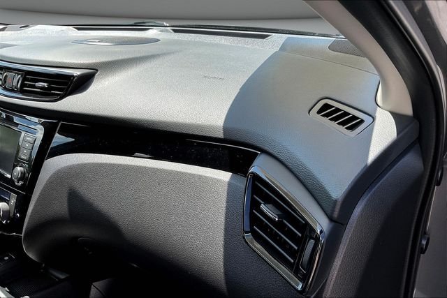 Used 2022 Gray Nissan SL image 27