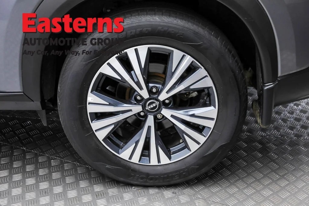 Used 2022 Gray Nissan SV image 8