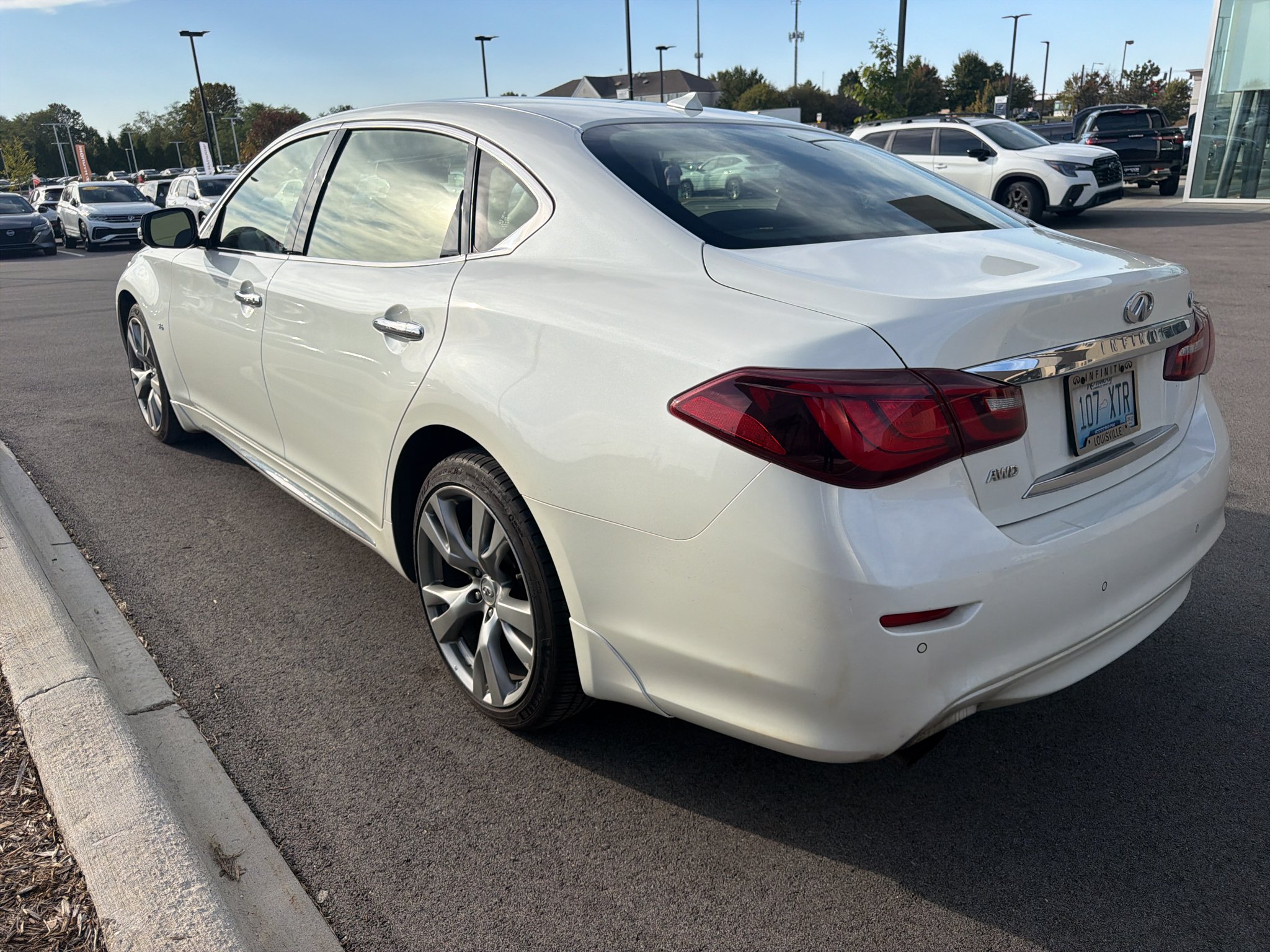 Used 2016 Majestic White INFINITI 5.6 image 13
