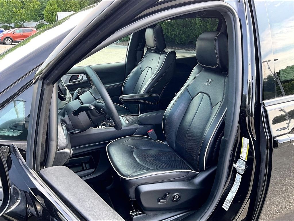 Used 2025 Black Chrysler Limited image 10