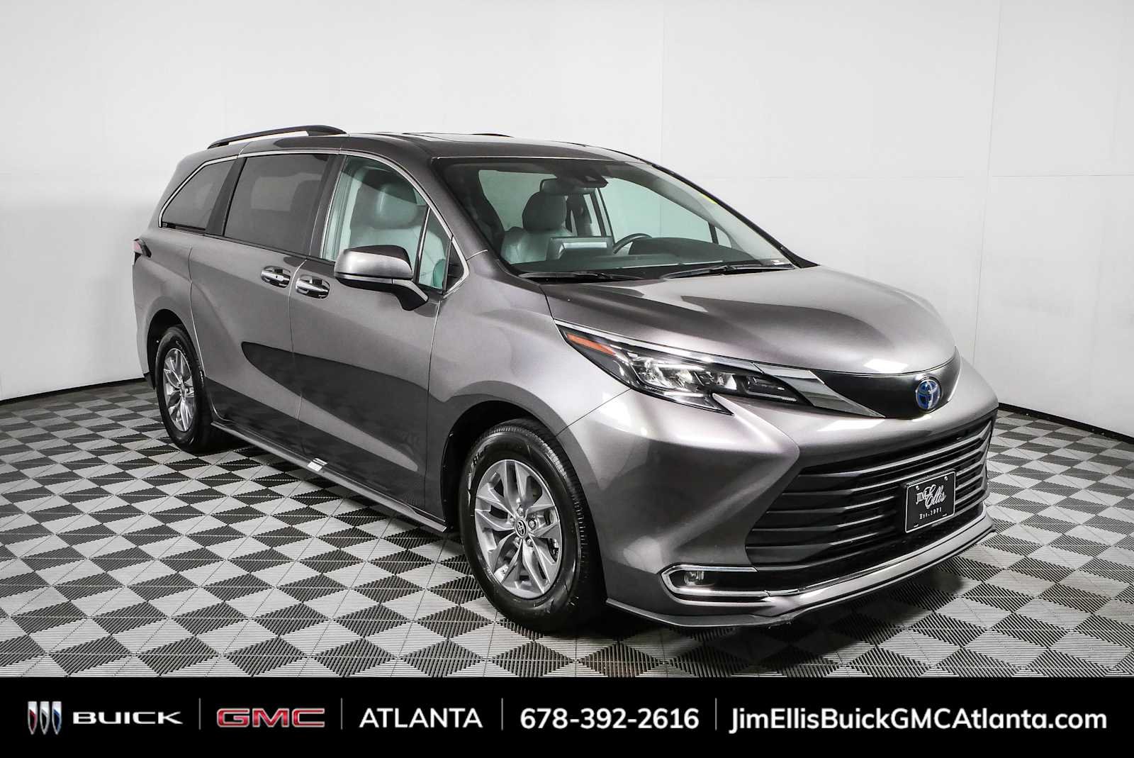 2024 Toyota Sienna XLE 7-Passenger Hybrid FWD's photo