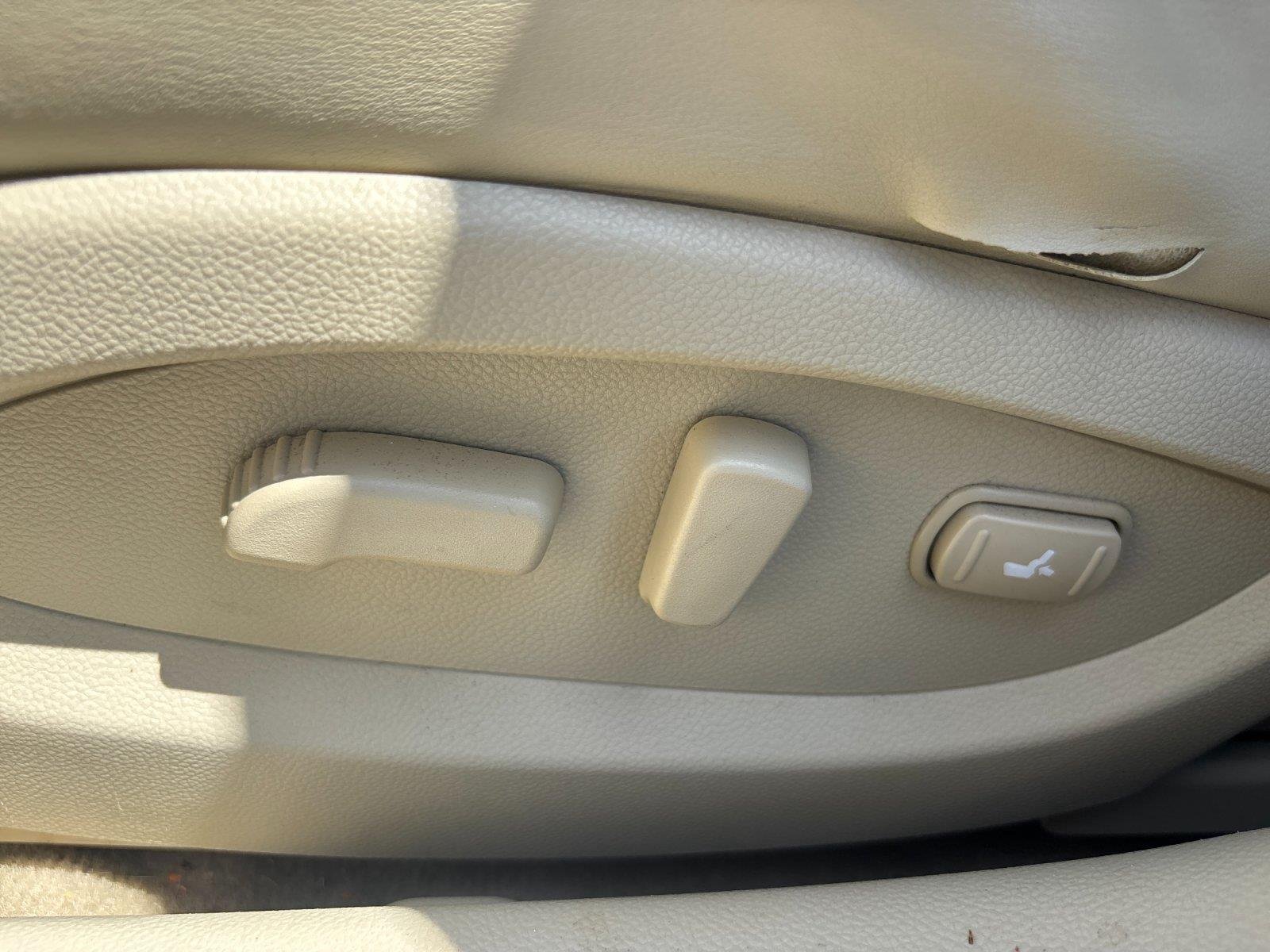 Used 2013 Moonlight White INFINITI Base image 16