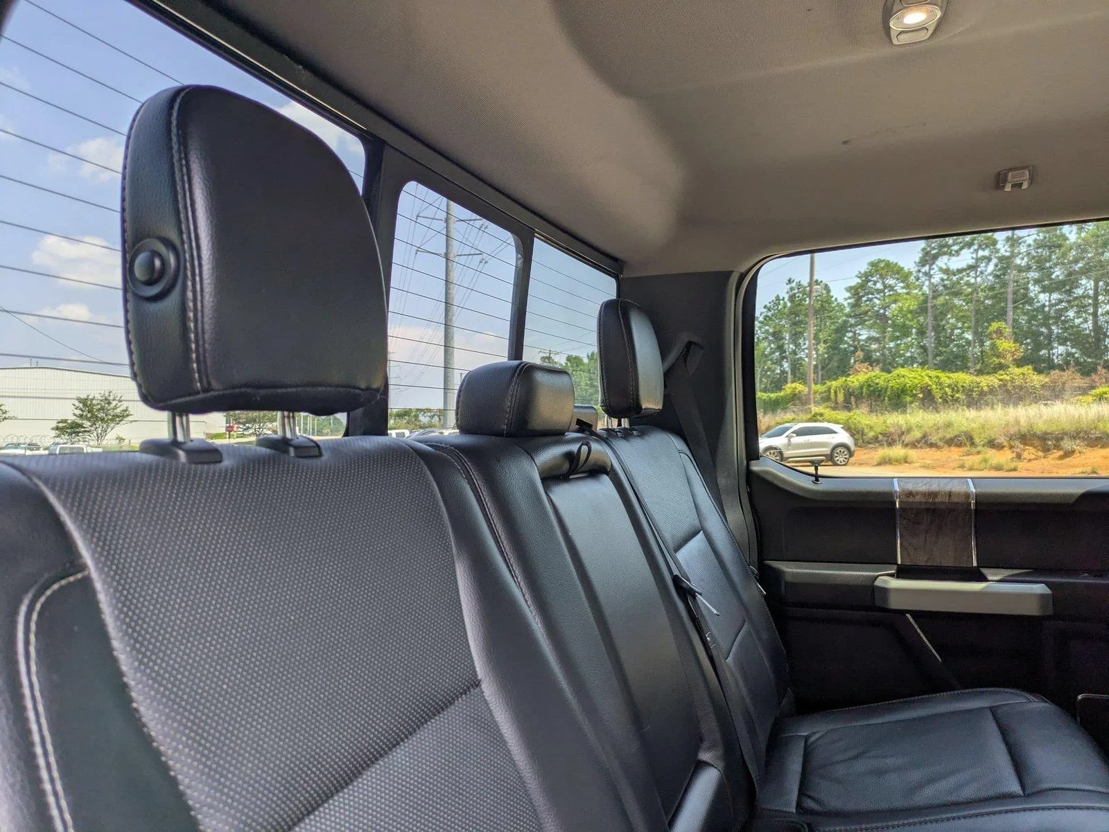 Used 2018 Magnetic Metallic Ford LARIAT image 30
