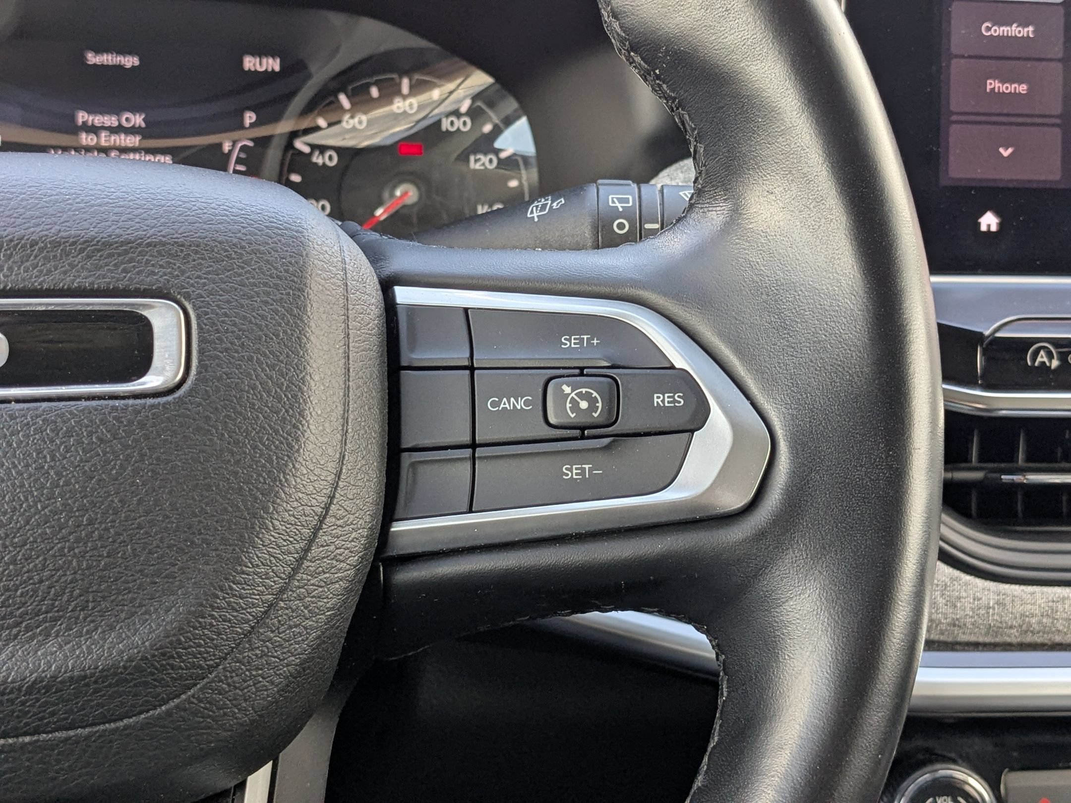 Used 2022 Velvet Red Pearlcoat Jeep Latitude Lux image 18