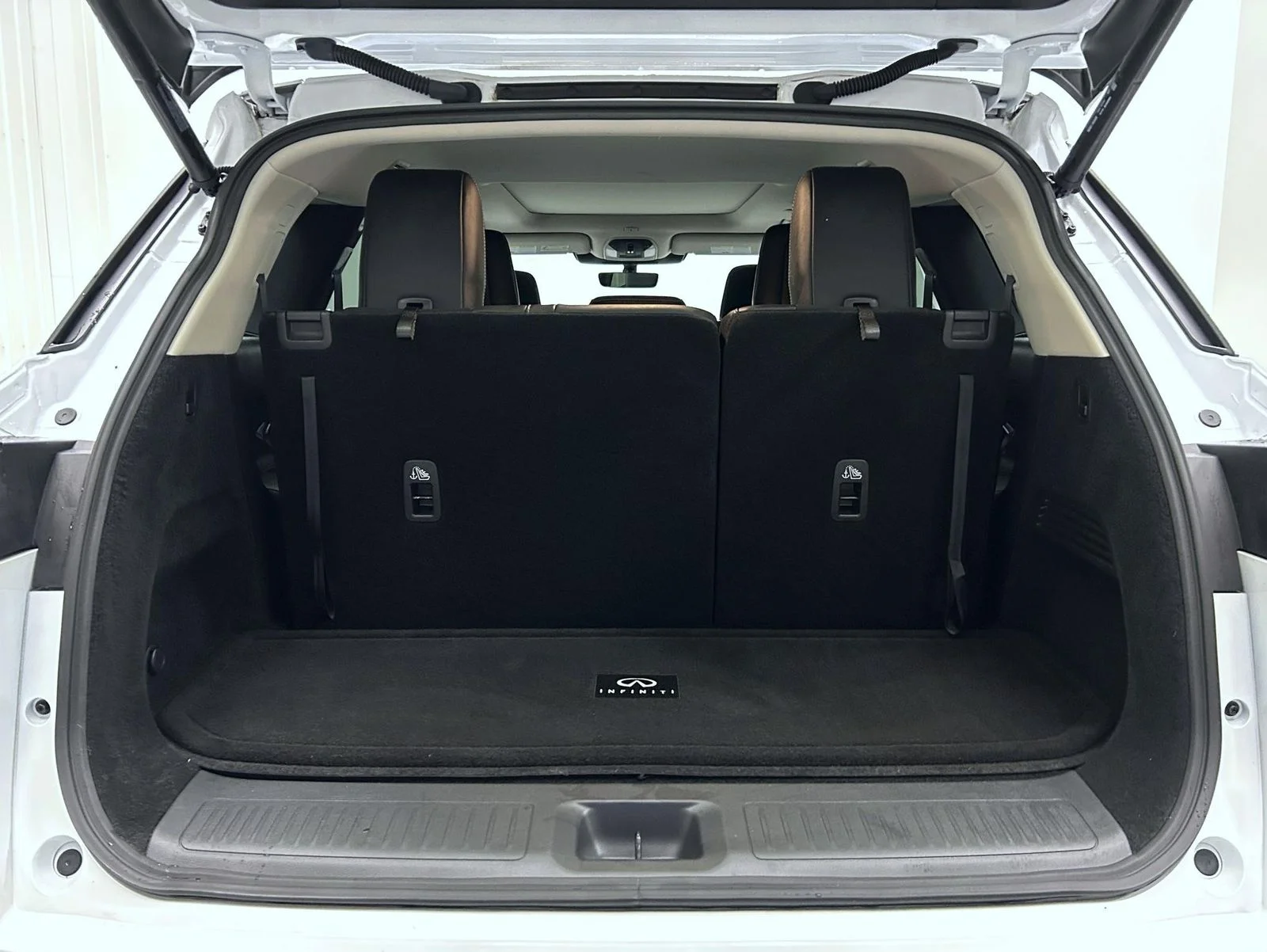 Used 2026 White INFINITI LUXE image 22