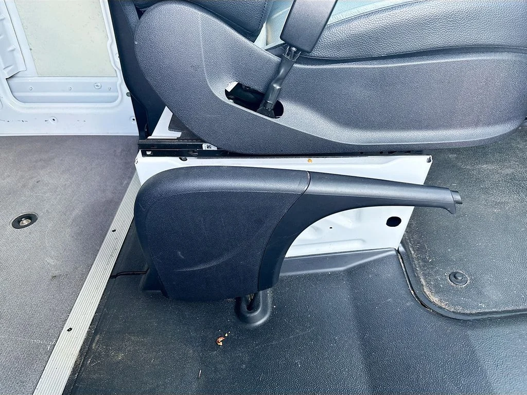Used 2024  Mercedes-Benz Cargo 144 WB image 22