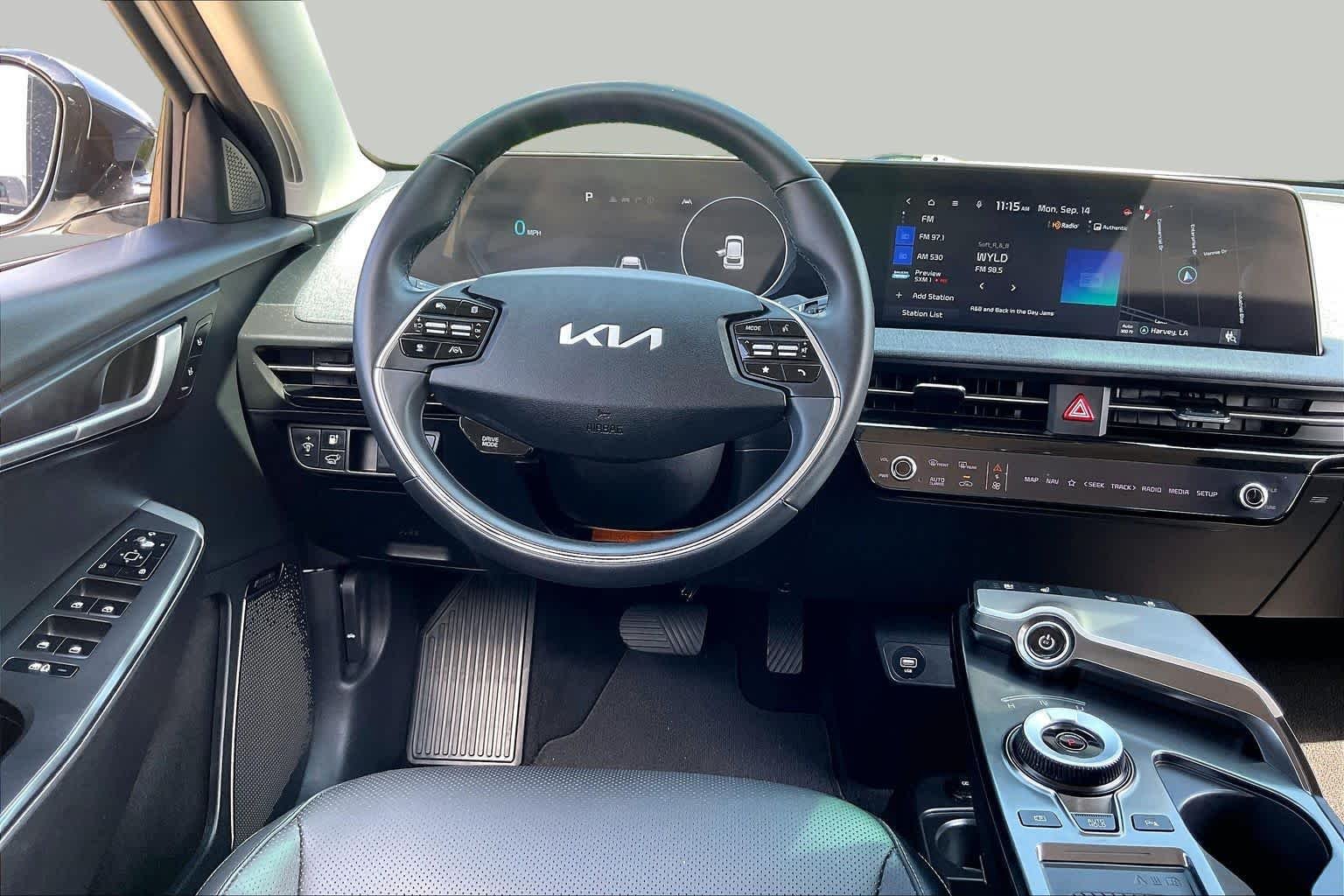 Used 2022 Snow White Pearl Kia Wind image 5