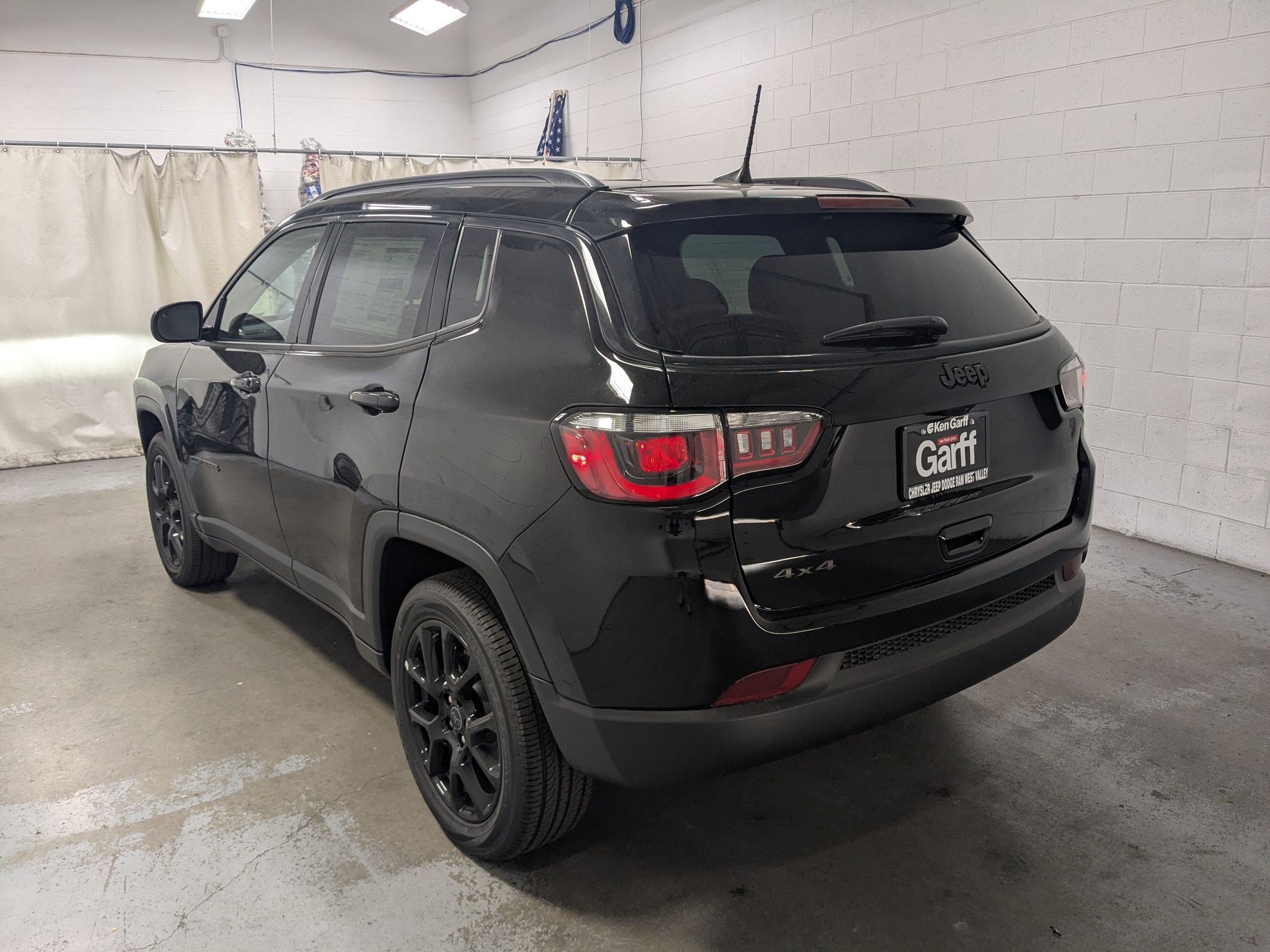 New 2026 Diamond Black Crystal Pearl-Coat Exterior Paint Jeep Latitude image 7