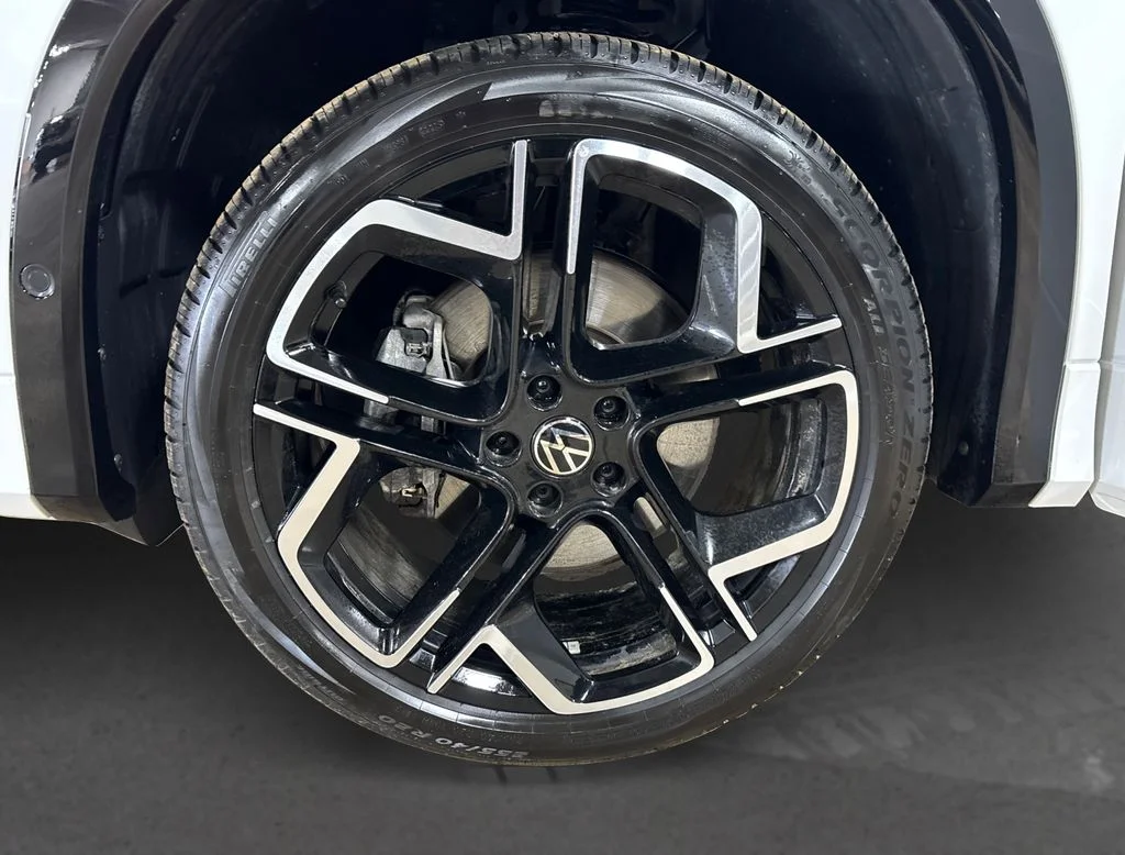 Used 2025  Volkswagen 2.0T SEL R-Line image 12